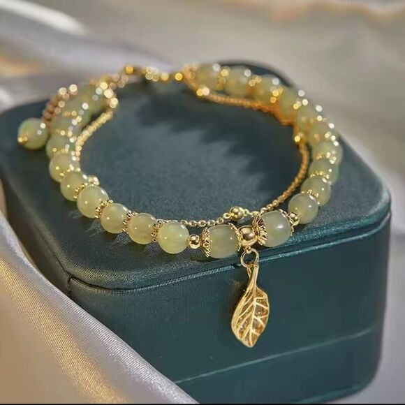 Elegant Green Beaded Bracelet with Gold Leaf Charm - Picture 2 of 4